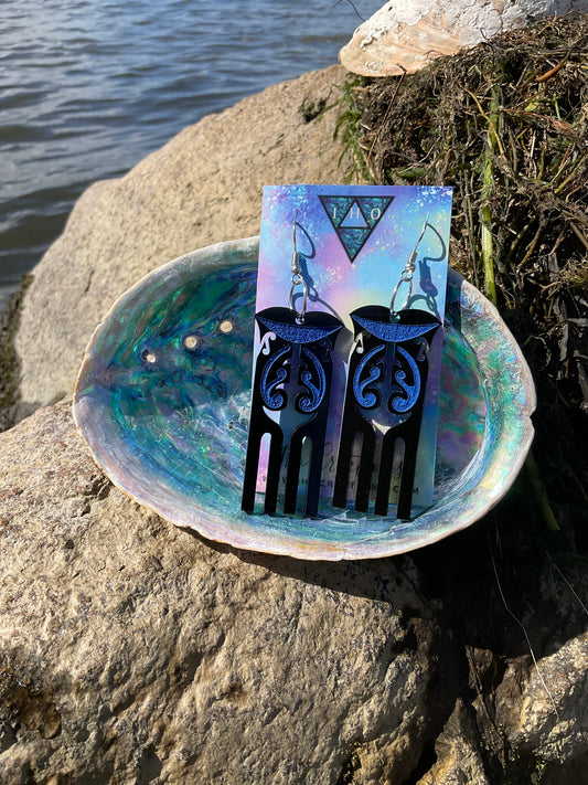 Hinekauorohia Black/Blue engraved-infill earring