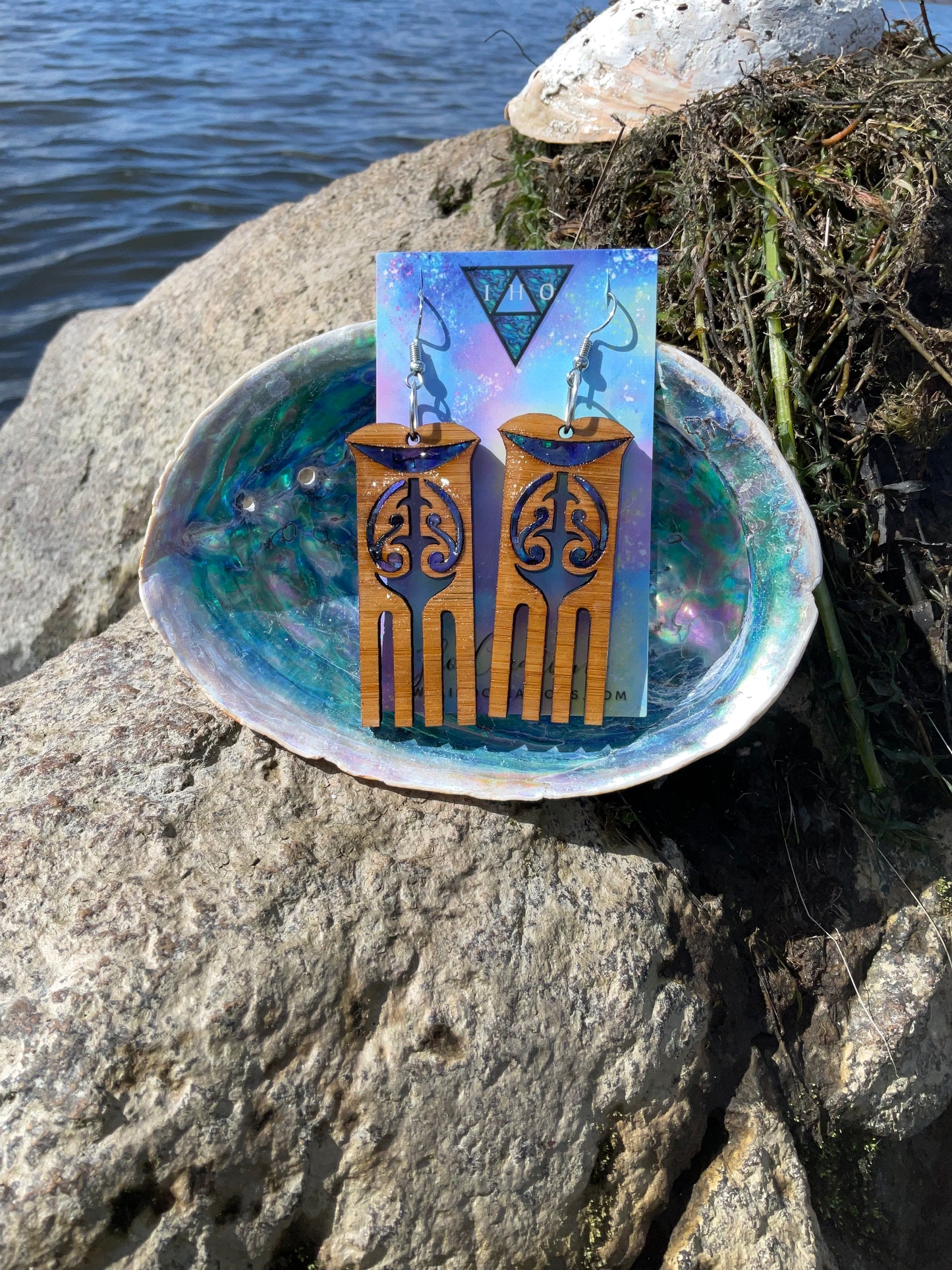 Hinekauorohia Bamboo & Purple-tinted Paua earring