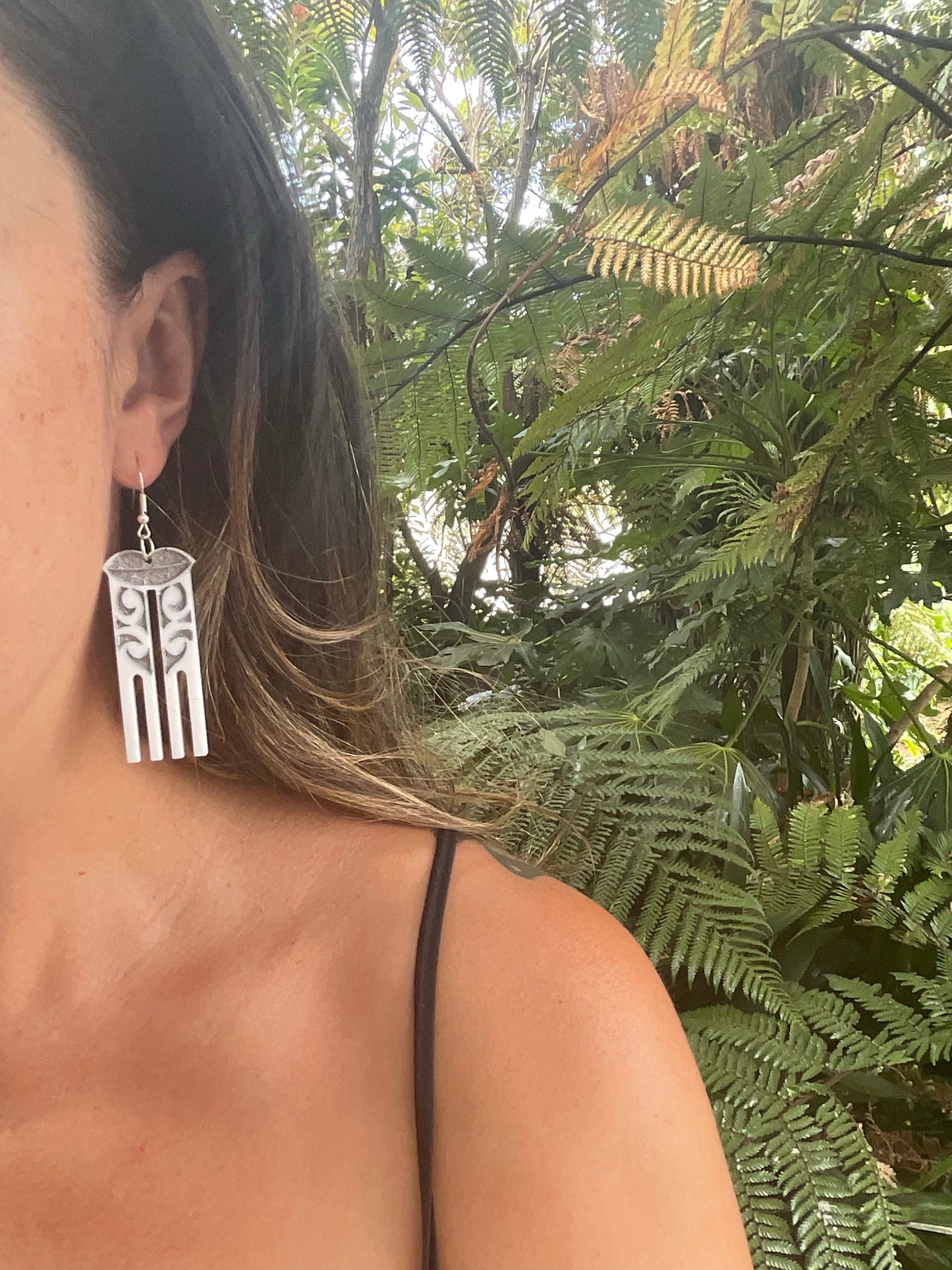 Hineroriki WHITE WITH COLOURED LIP earring