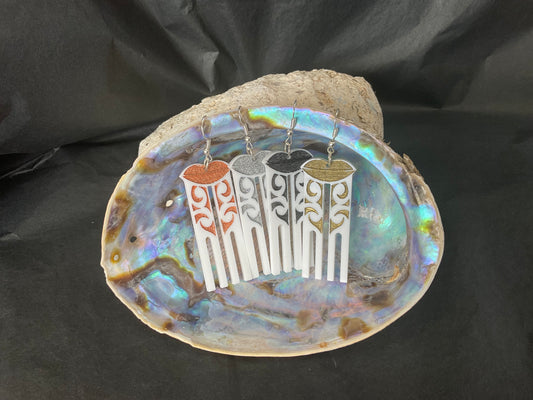 Hineroriki WHITE WITH COLOURED LIP earring