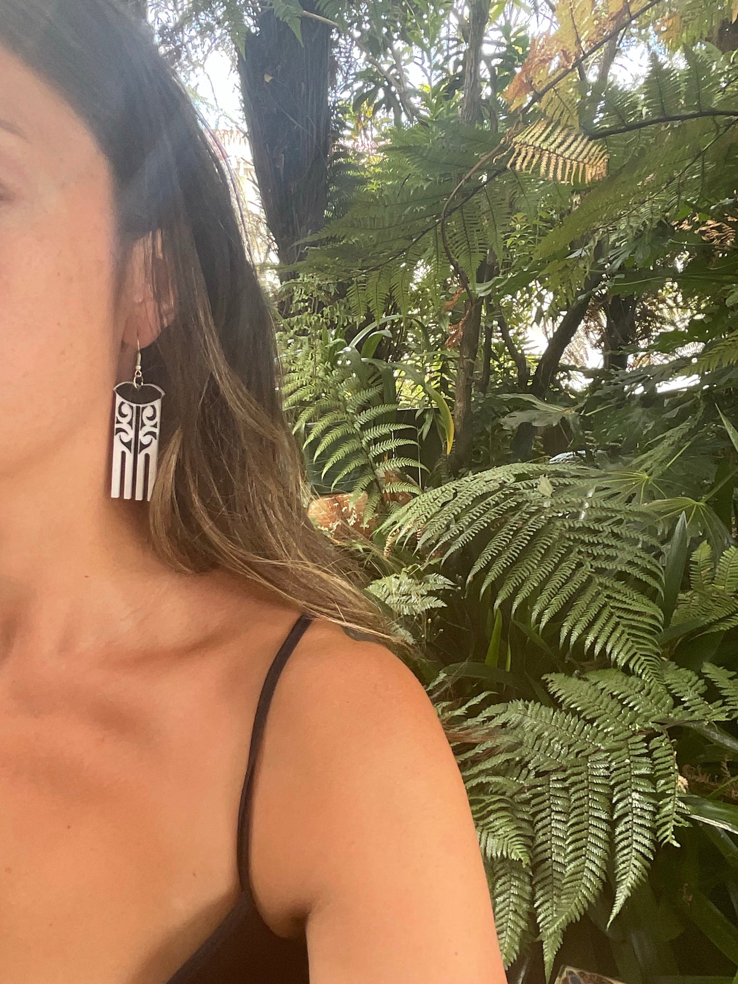 Hineroriki WHITE WITH COLOURED LIP earring
