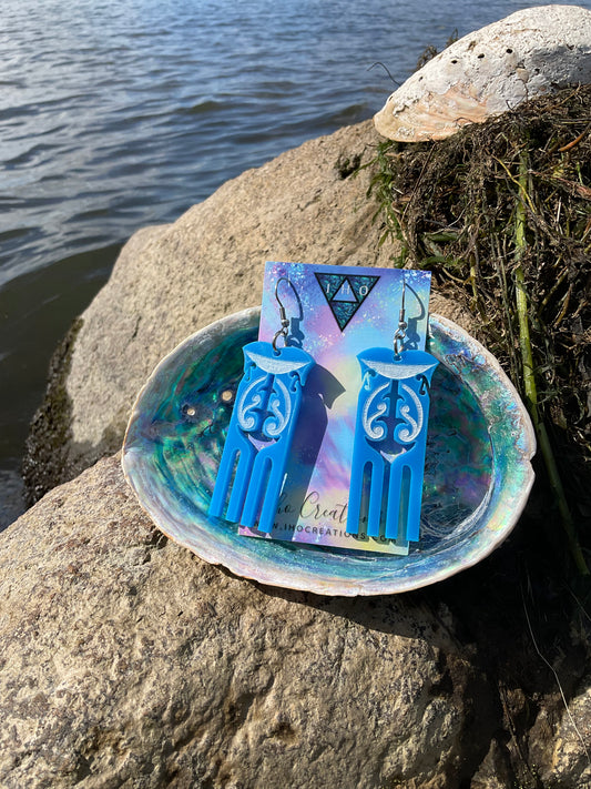 Hinekauorohia Puna Blue engraved-infill earring