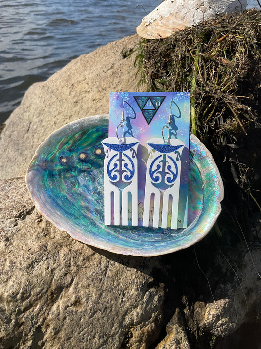 Hinekauorohia White/Blue engraved-infill earring