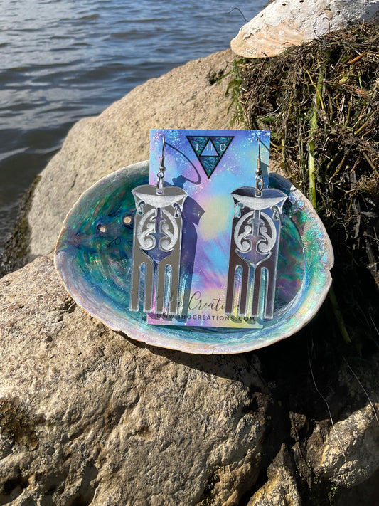 Hinekauorohia Mirror engraved-infill earring