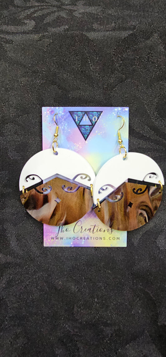 Tupuānuku WHITE/ DARK BROWN WITH GOLD FLECKS